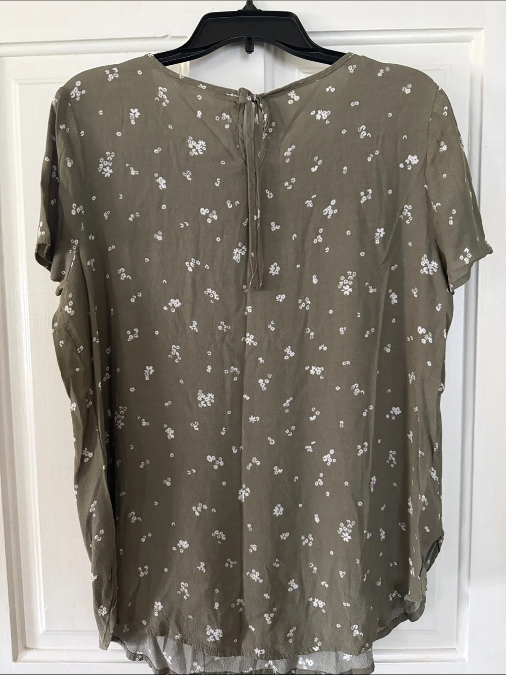 LC Lauren Conrad Olive Green Floral Keyhole Short Sleeve Top